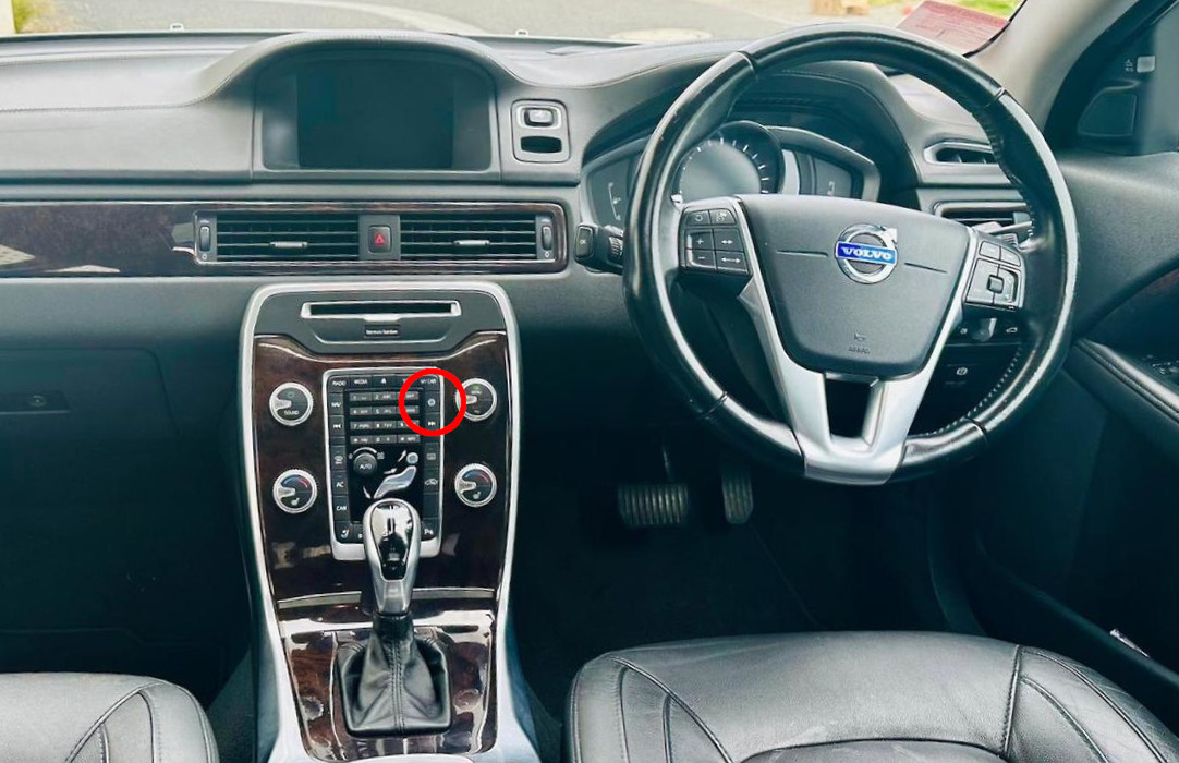 Volvo S80 Dashboard with NAV and Globe icon